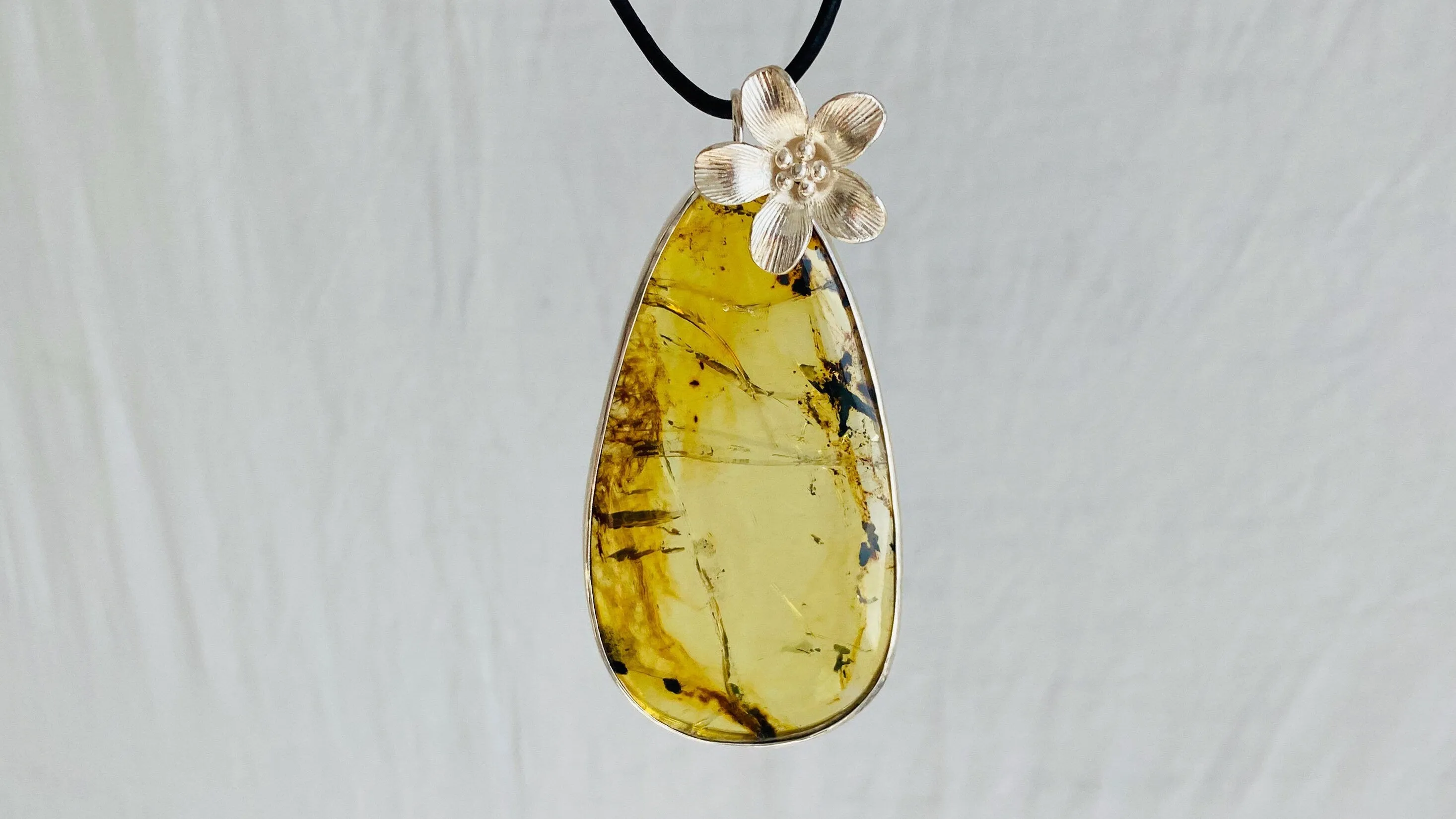 Large Amber Pendant Necklace. 1215