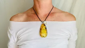 Large Amber Pendant Necklace. 1215