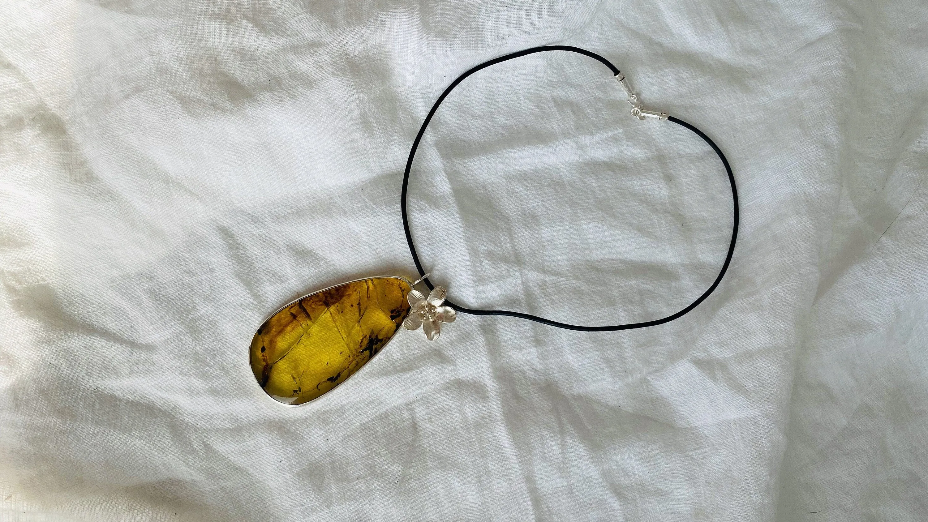 Large Amber Pendant Necklace. 1215