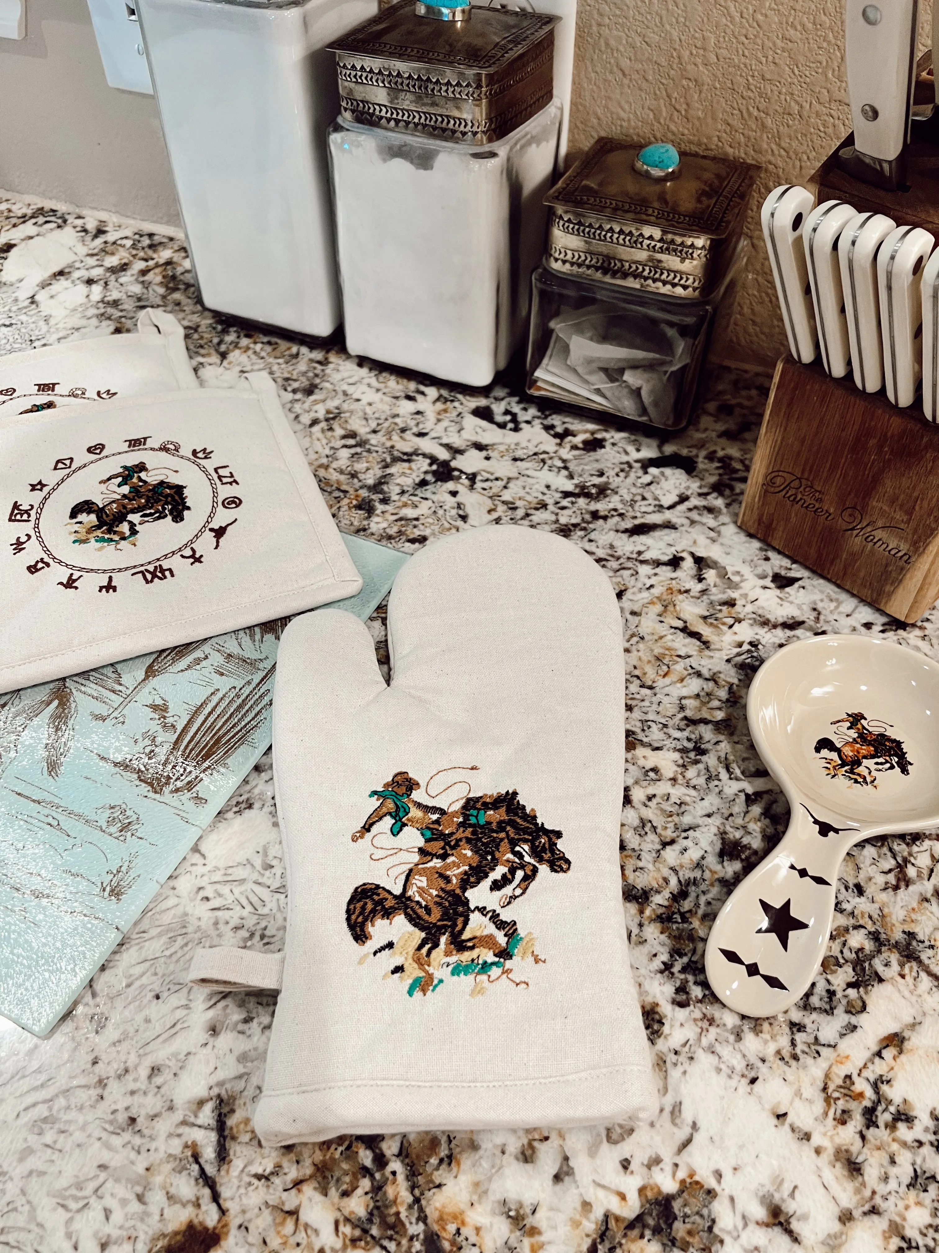 The Bronc Oven Mitt